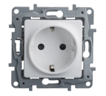 Розетка Etika Legrand 1гн с 3/К с/у белый механизм 672221