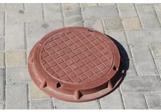 Люк полимерно-песчаный малый круглый красный кубики /корпус:450х60  крышка:350х30/ 1,5т.