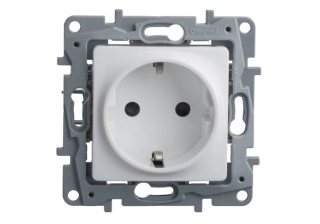 Розетка Etika Legrand 1гн с 3/К с/у белый механизм 672221